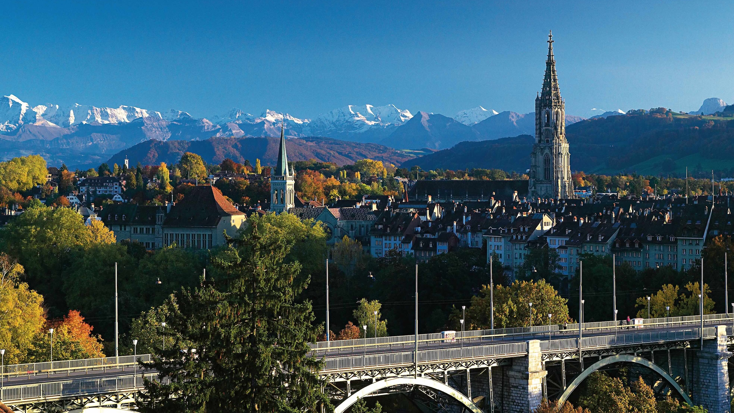 Bern with old town and alps (copyright: Schweiz Tourismus)